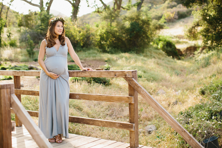 A beautiful spring time maternity sesson shot by Sweet Dingo Photo in Agoura Hills California.